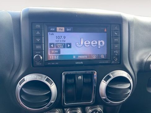 Used 2015 Jeep Wrangler Rubicon w/ Power Convenience Group AWD/4WD image 22