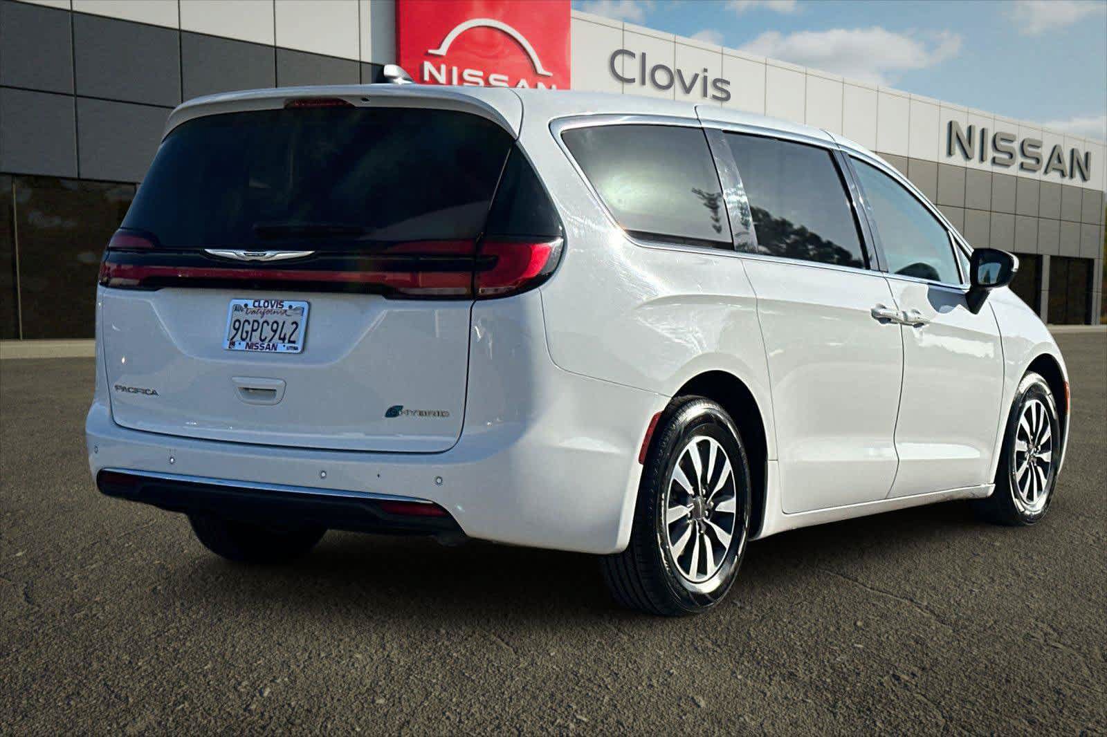 Used 2023 Chrysler Pacifica Touring-L FWD image 2