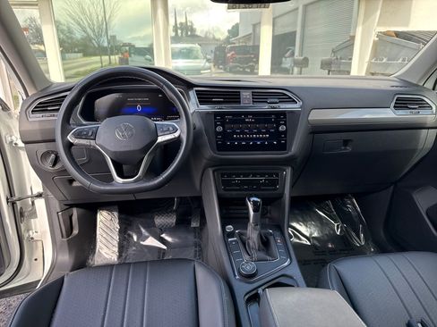 Used 2024 Volkswagen Tiguan SE image 12