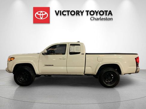 Used 2022 Toyota Tacoma SR5 w/ SR5 Appearance Package (SM) AWD/4WD image 2