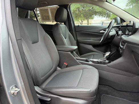 Used 2025 Buick Encore GX Preferred AWD/4WD image 37