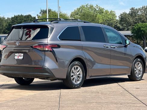 Certified 2022 Toyota Sienna XLE w/ XLE Plus Package FWD image 4
