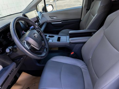 Used 2021 Toyota Sienna XLE FWD image 19