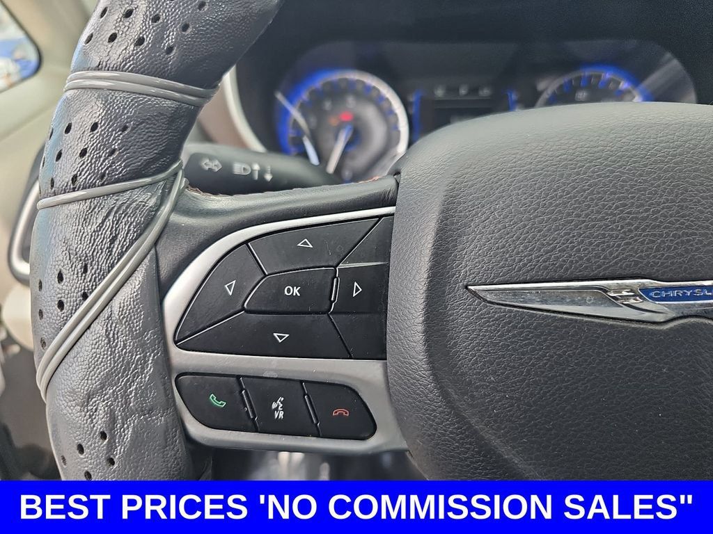Used 2018 Chrysler Pacifica Touring-L FWD image 18