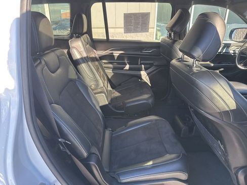 Used 2023 Jeep Grand Cherokee L Laredo image 28