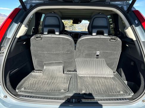 Used 2022 Volvo XC90 T6 Momentum image 5