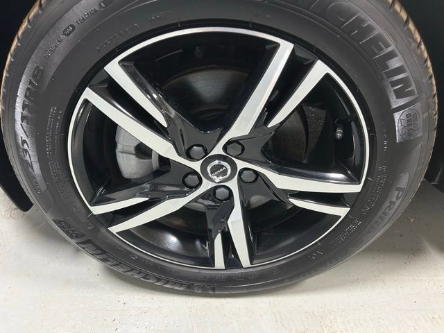 Used 2025 Volvo XC40 B5 Core AWD/4WD image 5