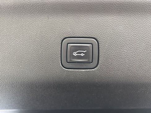 Used 2021 GMC Yukon Denali w/ Advanced Technology Package image 9