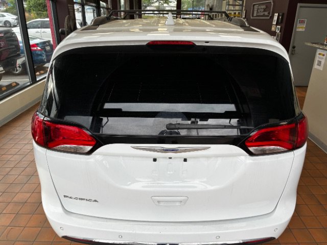 Used 2020 Chrysler Pacifica Touring-L FWD image 10