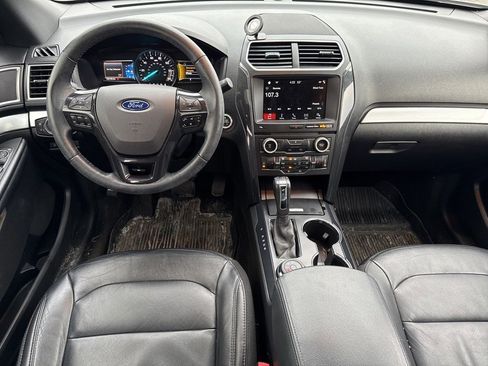Used 2017 Ford Explorer XLT w/ Equipment Group 202A image 9