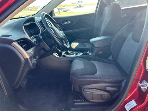 Used 2016 Jeep Cherokee Sport image 9