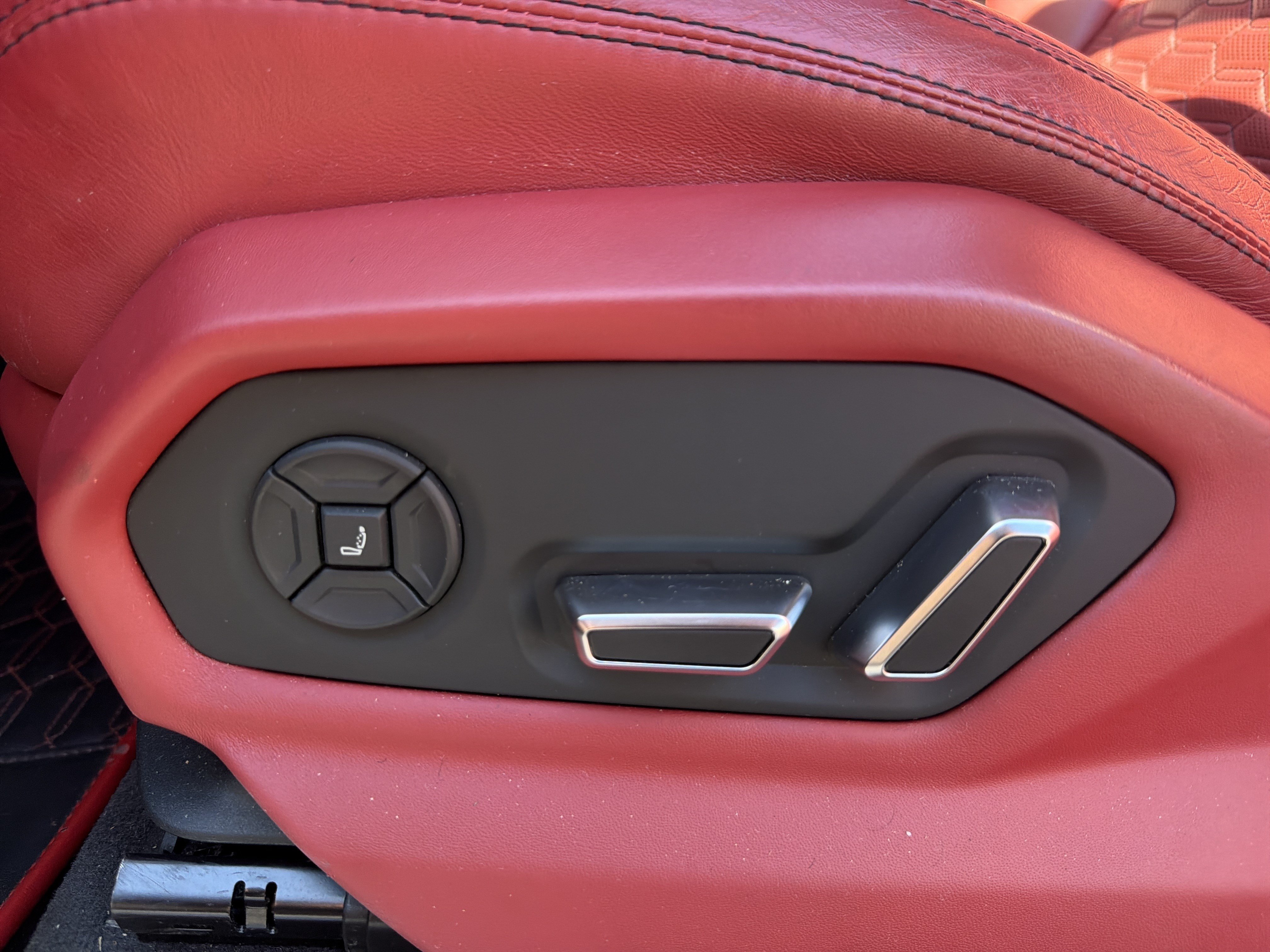 Used 2020 Lamborghini Urus AWD/4WD image 17