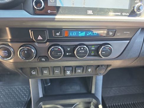 Used 2021 Toyota Tacoma TRD Off-Road w/ TRD Premium Off Road Package AWD/4WD image 19