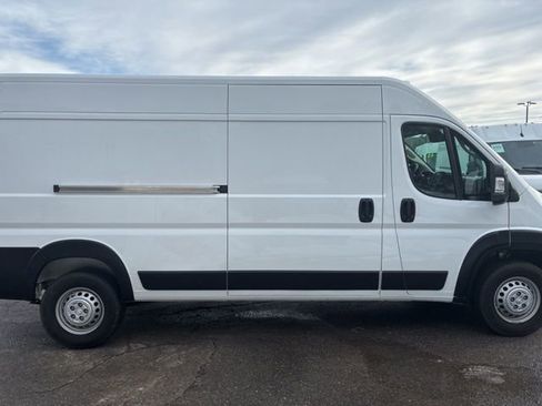 Used 2024 RAM ProMaster 2500 w/ Convenience Group image 12