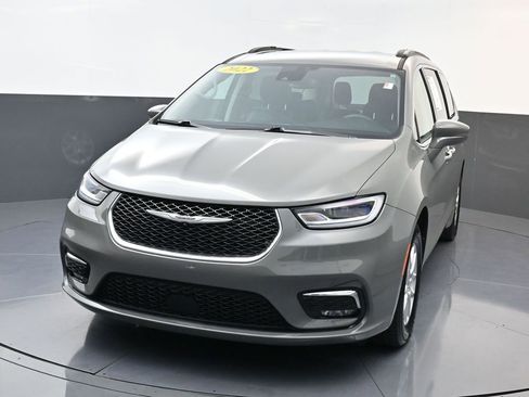 Used 2022 Chrysler Pacifica Touring-L image 10