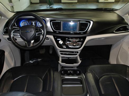 Used 2020 Chrysler Pacifica Touring-L FWD image 12