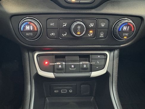 Used 2024 GMC Terrain SLT w/ Infotainment Package II image 14