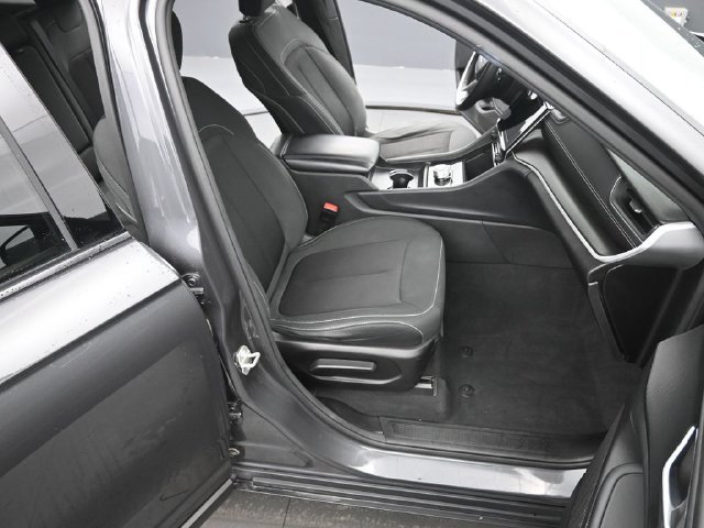 Used 2024 Jeep Grand Cherokee Laredo AWD/4WD image 19