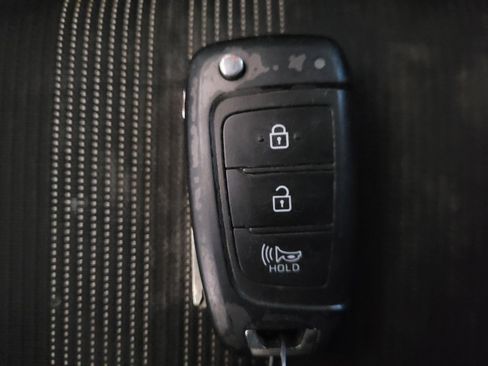 Used 2020 Hyundai Venue SEL image 32