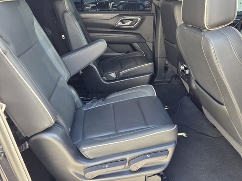 Used 2023 GMC Yukon XL SLT w/ SLT Luxury Package image 11