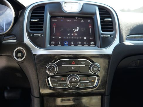 Used 2018 Chrysler 300 Limited image 23