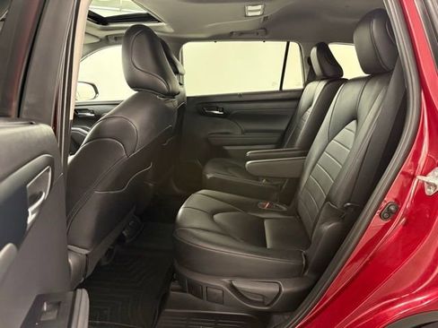 Used 2021 Toyota Highlander XLE image 14