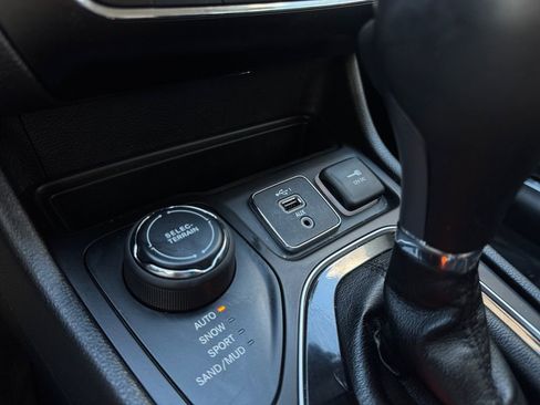 Used 2020 Jeep Cherokee Limited AWD/4WD image 14