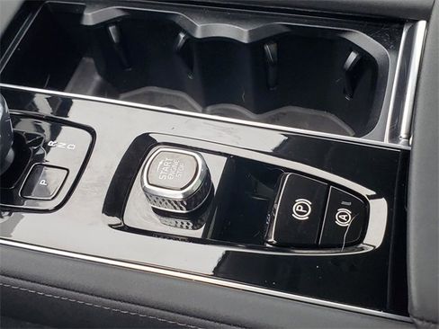 Certified 2025 Volvo XC90 B6 Plus image 26