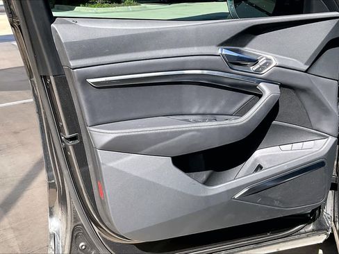 Used 2023 Audi e-tron Premium Plus w/ Premium Plus Package image 21