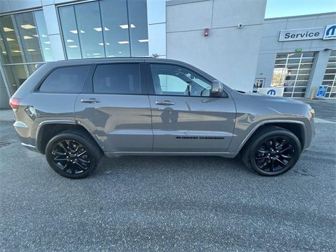 Used 2022 Jeep Grand Cherokee Laredo X image 2