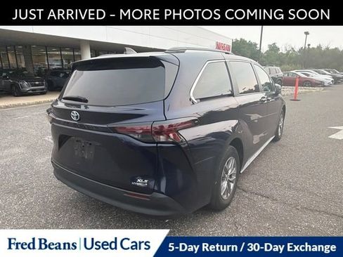 Used 2024 Toyota Sienna XLE w/ XLE Plus Package FWD image 8