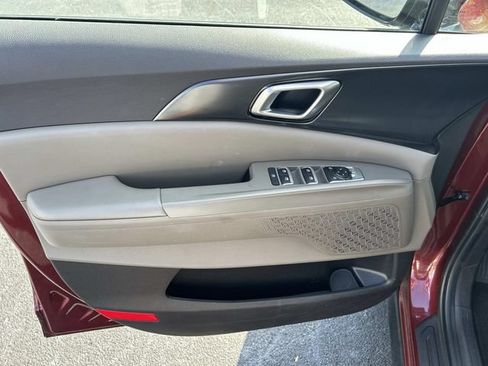 Used 2025 Kia Carnival FWD image 22