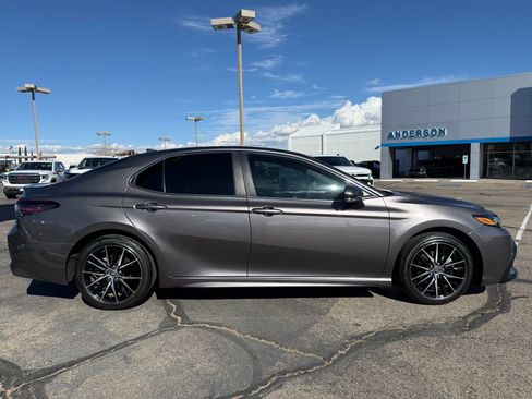 Used 2022 Toyota Camry SE w/ Carpet Mat Package (TMS) image 4