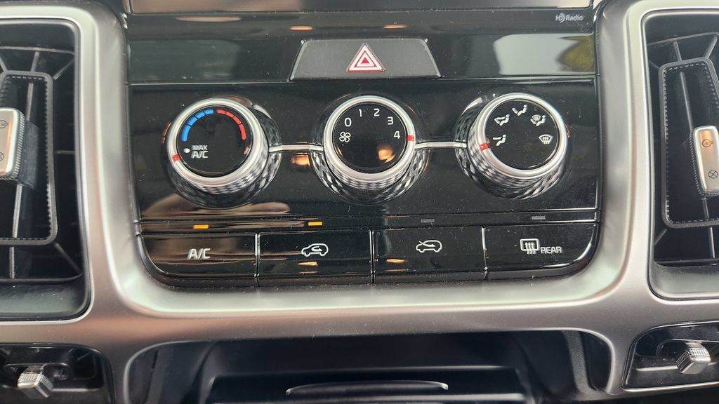 Used 2023 Kia Sorento LX AWD/4WD image 28