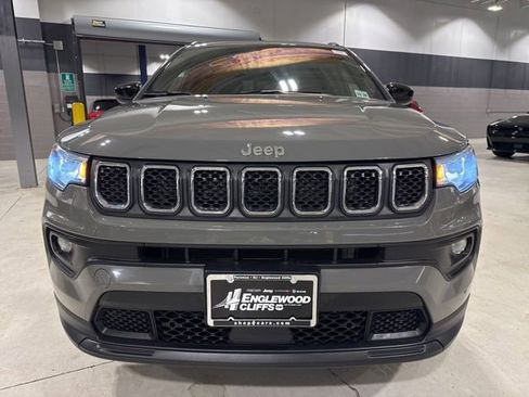 Used 2023 Jeep Compass Latitude w/ Convenience Group AWD/4WD image 2