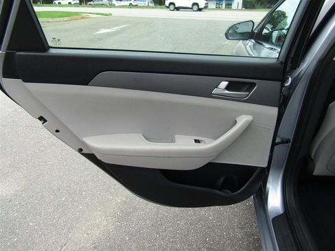 Used 2016 Hyundai Sonata SE FWD image 17