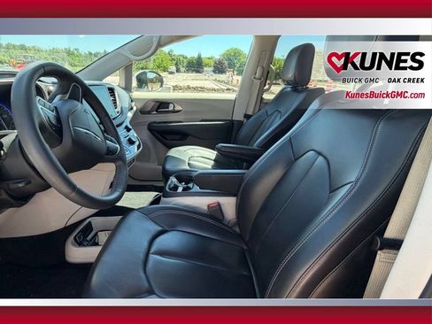Used 2023 Chrysler Pacifica Touring-L FWD image 14