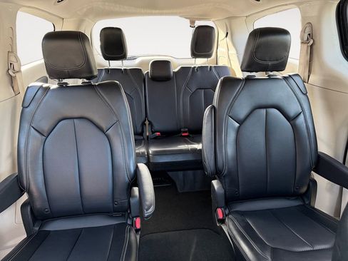 Used 2024 Chrysler Pacifica Touring-L image 28