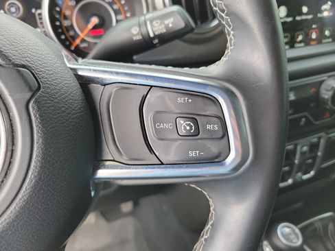 Used 2018 Jeep Wrangler Unlimited Sahara image 16