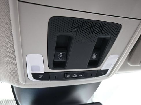 Used 2025 Honda Pilot Touring image 38