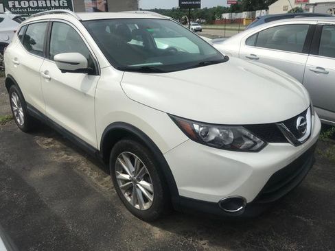 Used 2017 Nissan Rogue Sport SV w/ SV Premium Package image 2