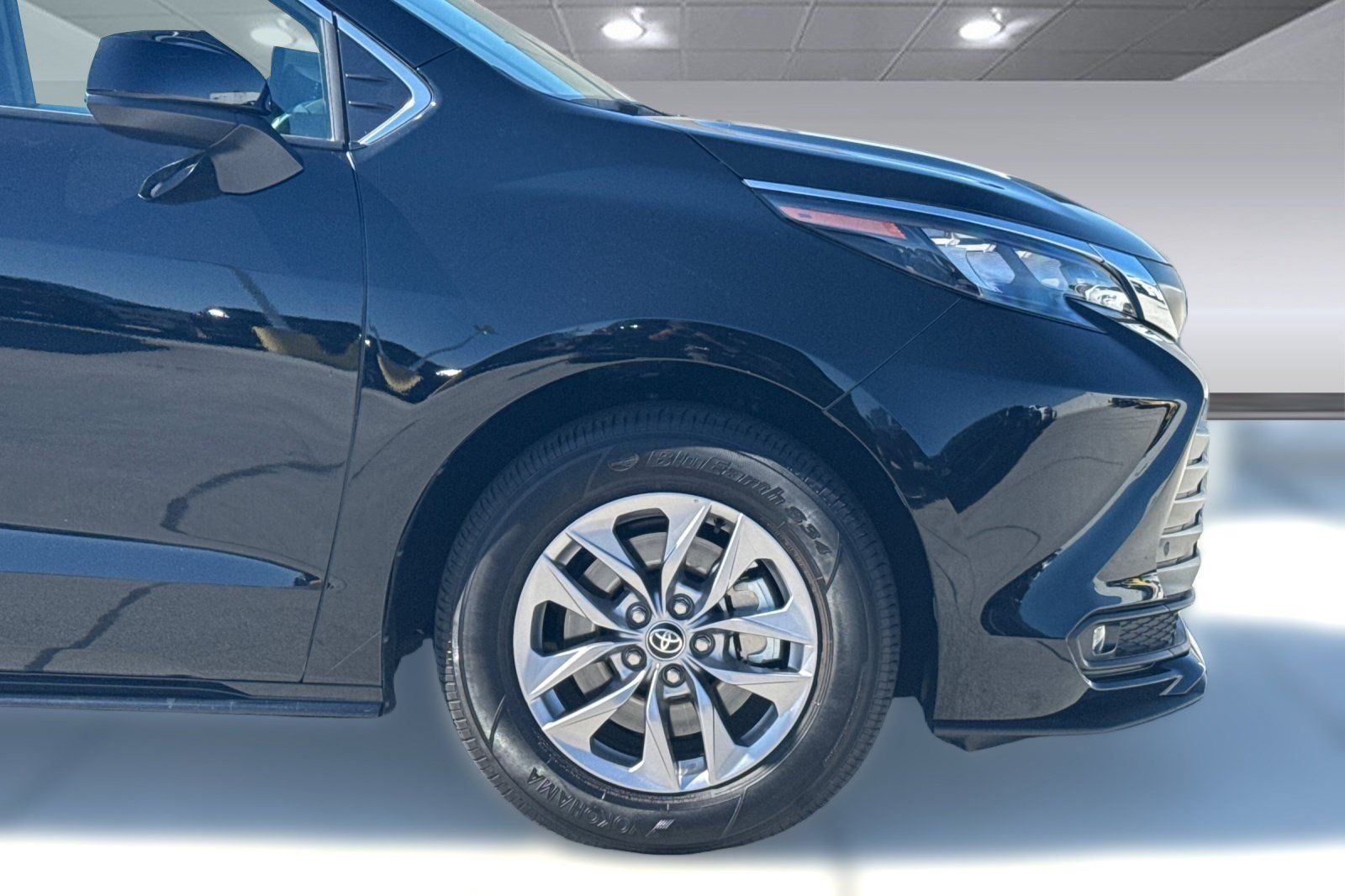 Used 2026 Toyota Sienna XLE FWD image 35