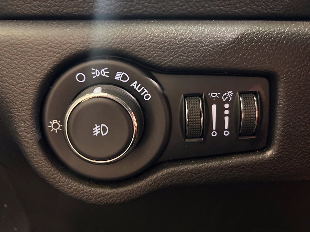 Used 2023 Chrysler Pacifica Touring-L w/ Uconnect Theater Family Group FWD image 13
