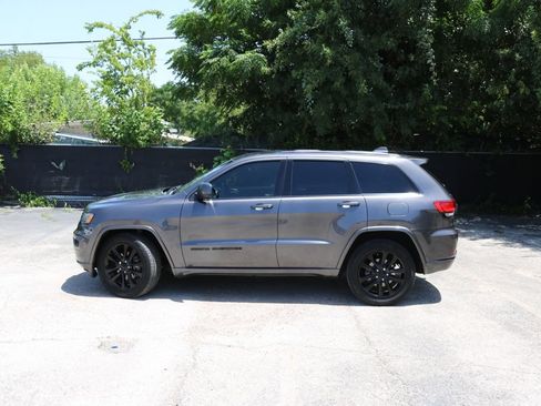 Used 2017 Jeep Grand Cherokee Altitude RWD image 2