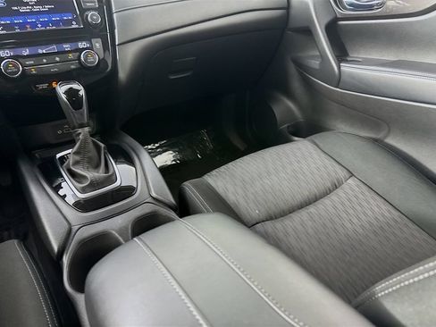Used 2019 Nissan Rogue SV FWD image 27