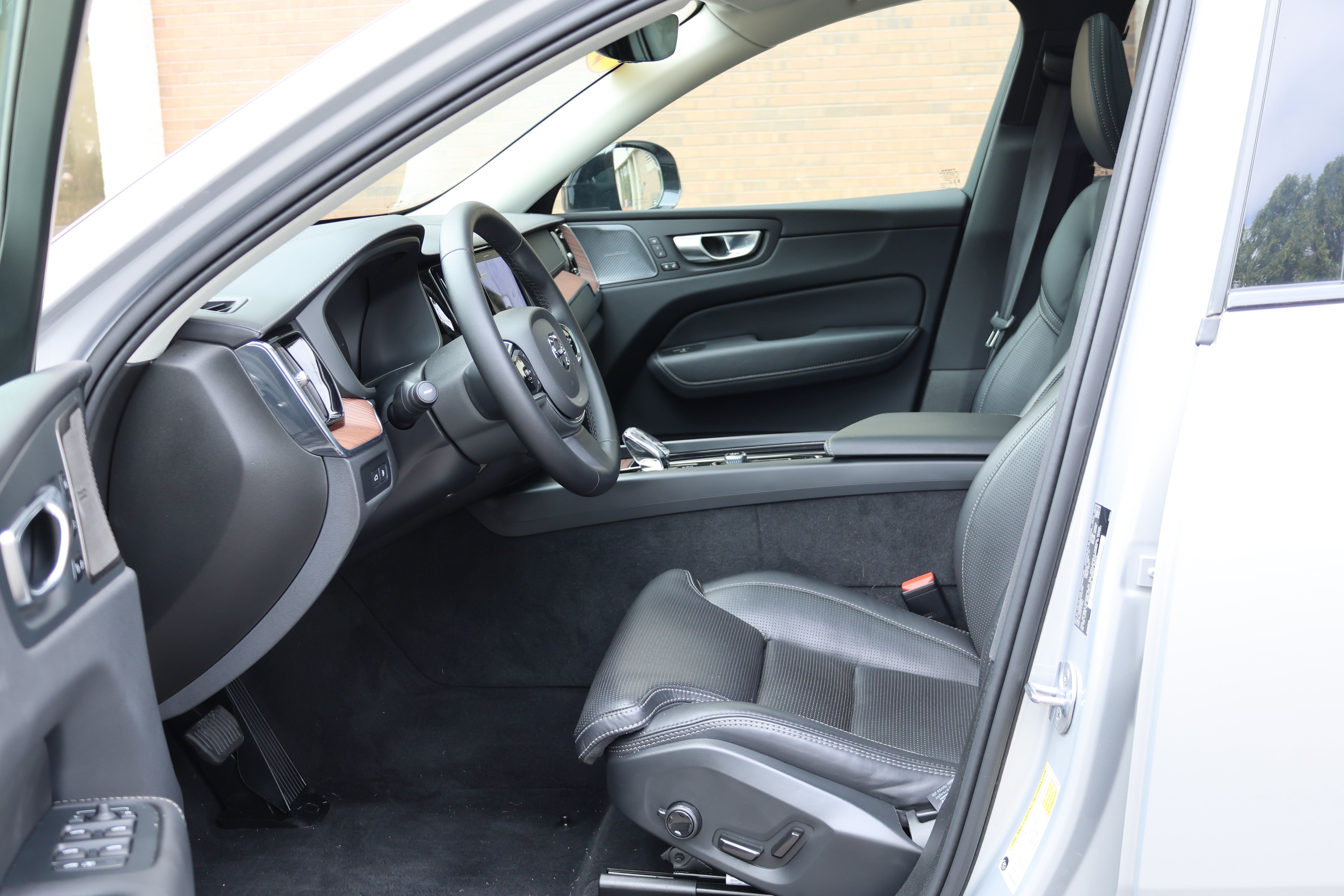 Used 2024 Volvo XC60 T8 Ultimate AWD/4WD image 23