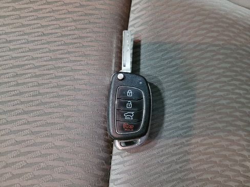 Used 2018 Hyundai Santa Fe SE image 32