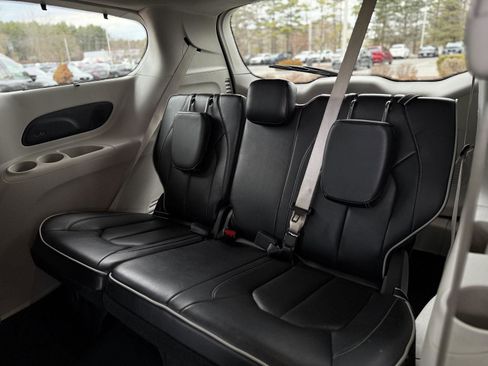 Used 2024 Chrysler Pacifica Limited image 14