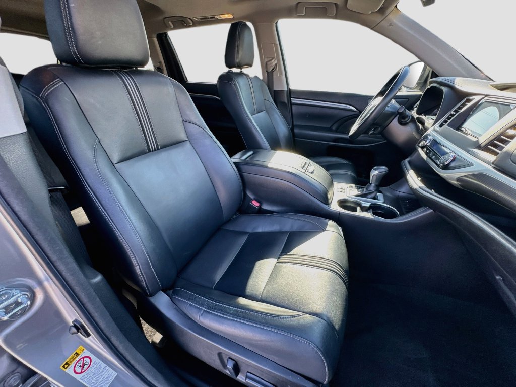Used 2018 Toyota Highlander SE FWD image 35