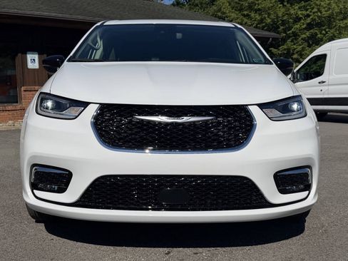 Used 2024 Chrysler Pacifica Touring-L AWD/4WD image 3